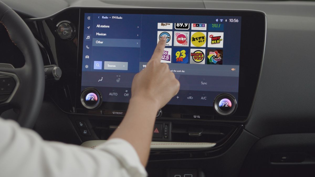 Foto de una persona operando la interfaz de una pantalla en un auto Toyota