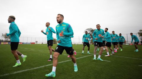 En la Selección, Renan Lodi no fue convocado por no estar vacunado.