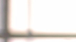 Foto de un mecánico revisando el motor de un auto