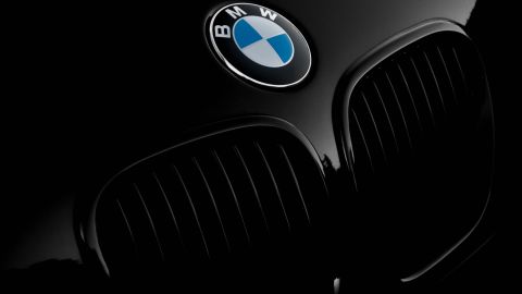 Foto del logo de BMW sobre el capó de un carro