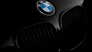 Foto del logo de BMW sobre el capó de un carro