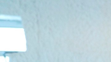 Andrés de León tiene 77 años.