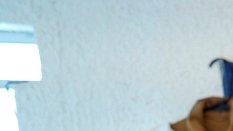Andrés de León tiene 77 años.