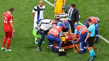 El jugador fue inmovilizado y trasladado en camilla ante la presunción de daño cervical.