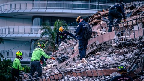 Cientos de rescatistas continúan la búsqueda de sobrevivientes en el edificio derrumbado.