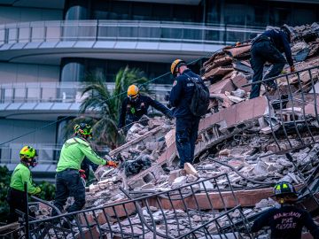 Cientos de rescatistas continúan la búsqueda de sobrevivientes en el edificio derrumbado.
