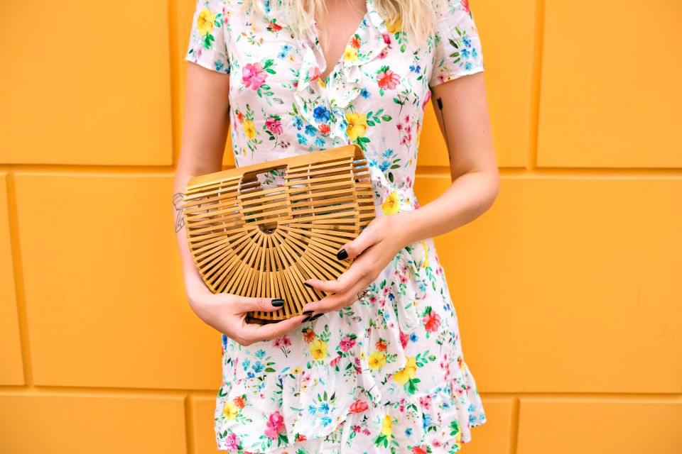 Accesorios de madera y bambú que le darán a tu atuendo un toque natural