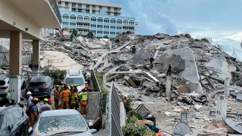 Grupo Topos de México ayuda en la búsqueda de 150 desaparecidos tras derrumbe en Miami