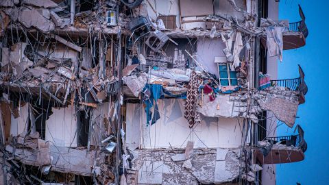 El derrumbe parcial de un edificio de doce plantas en Surfside, en Miami Beach, ya suma 3 muertes.