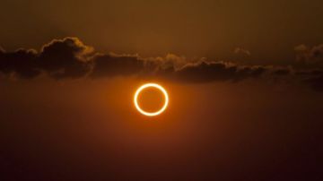 Este tipo de eclipse también se conoce como anillo de fuego.