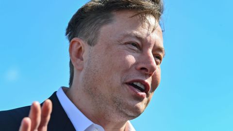 Foto de Elon Musk con el cielo de fondo