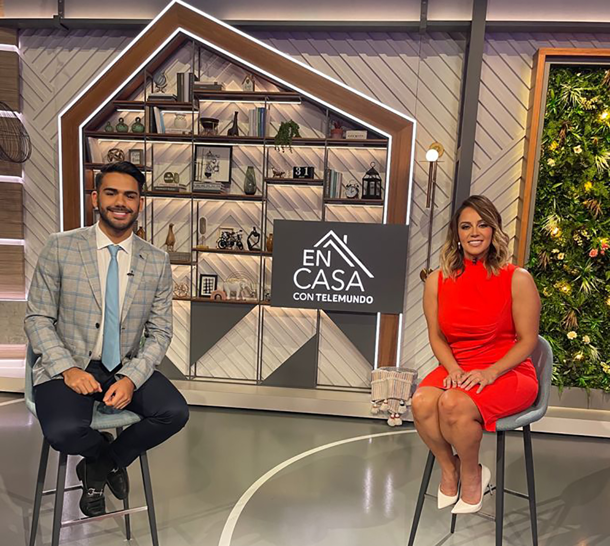 Rosie Rivera presentadora invitada de 'En Casa con Telemundo'