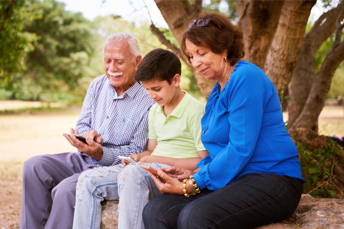 abuelos con celular