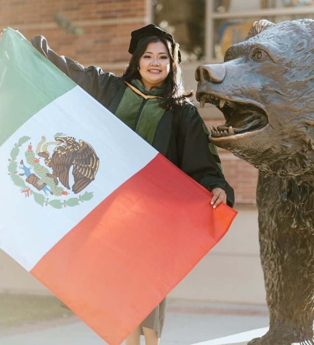 Hija De Inmigrantes Mexicanos Cumple Su Sueño Y Se Gradúa Como Médico La Opinión