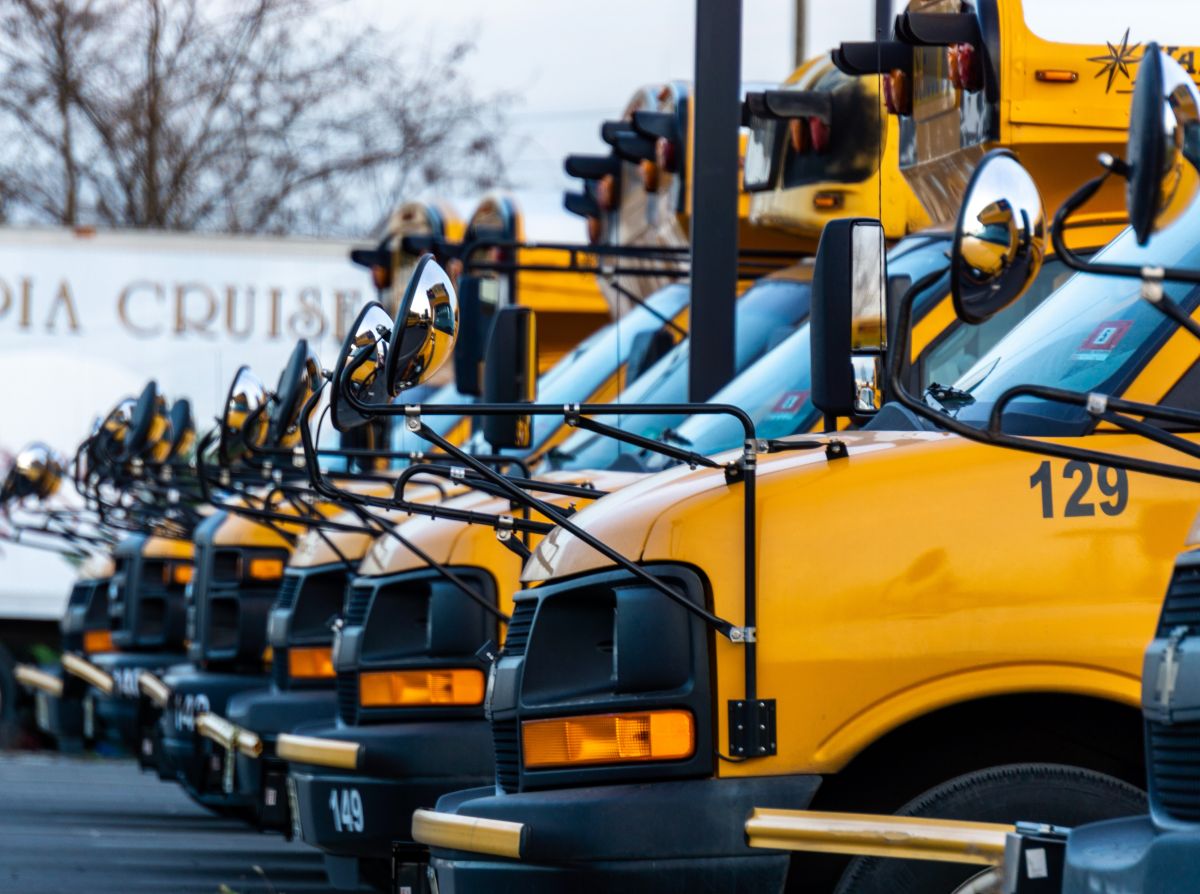 Foto de una fila de autobuses escolares