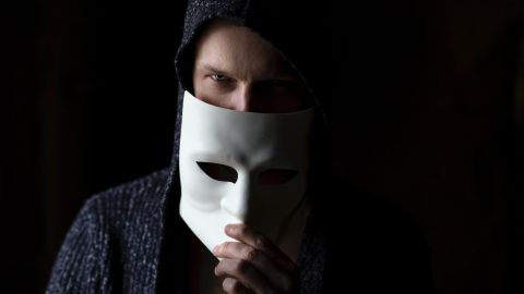 Cómo manipulan los hombres del Zodiaco