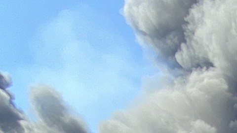 El incendio de un área de reciclaje en Phoenix se extendió rápidamente.