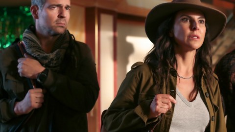 Pêpê Rapazote y Kate del Castillo en escena de 'La Reina del Sur 3'.