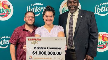 Kristen Frommer posó con el cheque valorado en un millón de dólares.