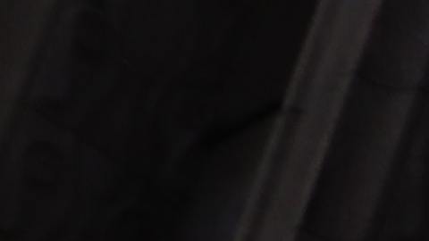 Foto del logo de Apple sobre la ventana de un edificio