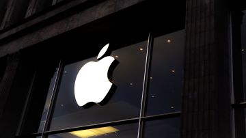 Foto del logo de Apple sobre la ventana de un edificio