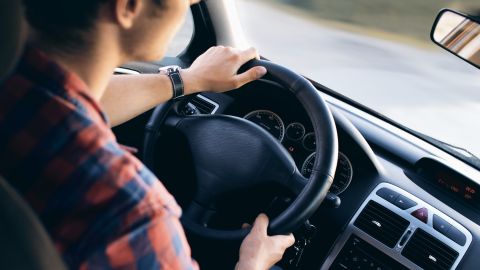 Foto de un hombre conduciendo un auto.