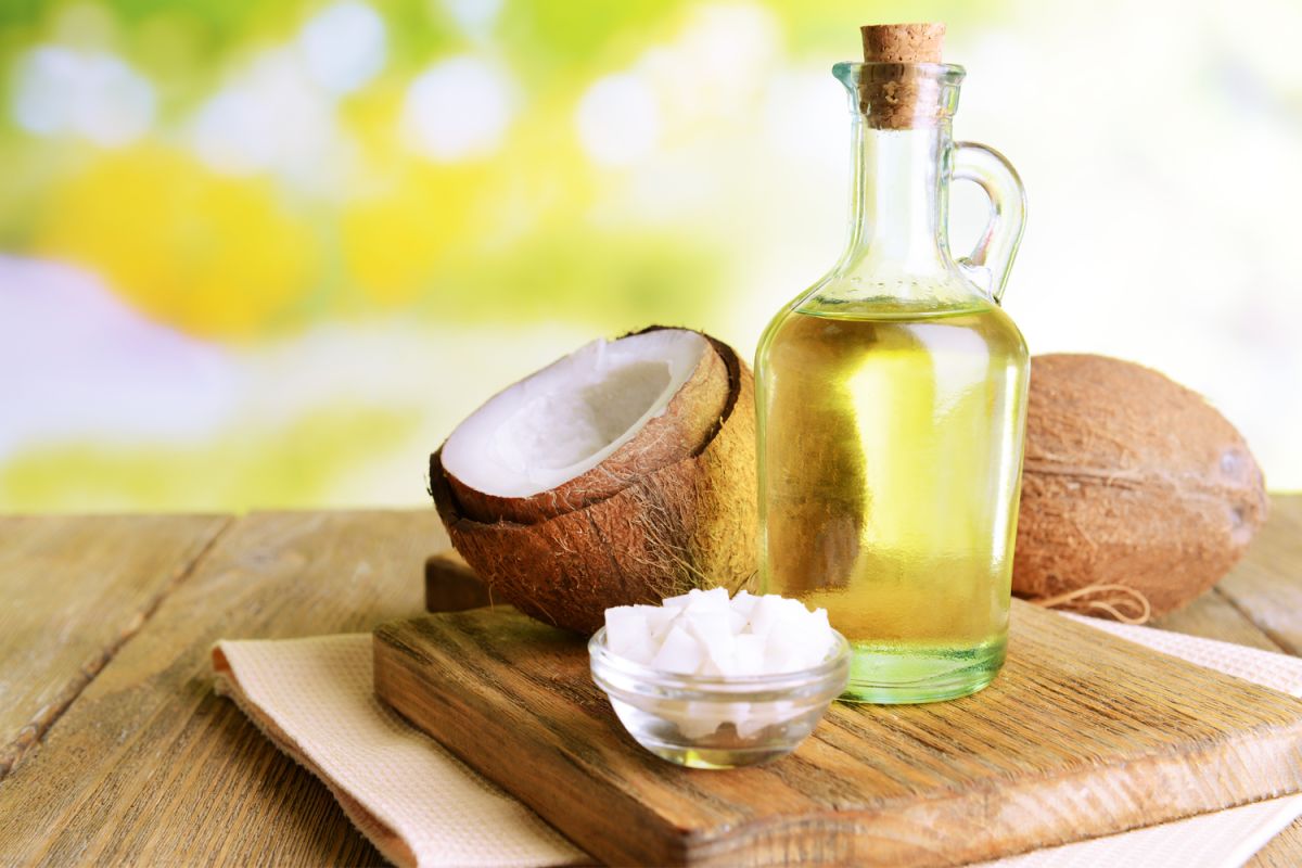 El aceite de coco tiene múltiples usos en la cocina y en la cosmética