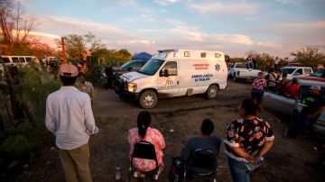 Familiares de mineros esperan por información sobre sus seres queridos tras la inundación y el colapso de una mina en Coahuila.