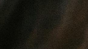 Foto de dos mujeres conversando con algunos papeles entre ellas