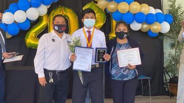 Yahir Flores  junto a sus padres durante su graduación. / foto: cortesía.
