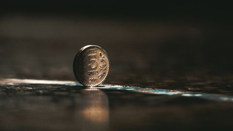Ritual de la moneda en la cama