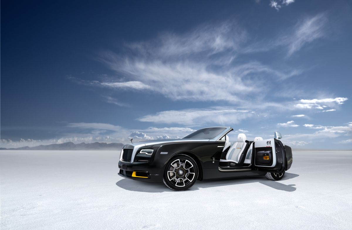 Foto de uno de los modelos de la línea Landspeed de Rolls-Royce con la puerta abierta