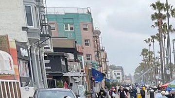 Sheriff Villanueva en su visita a Venice el lunes. (LASD)