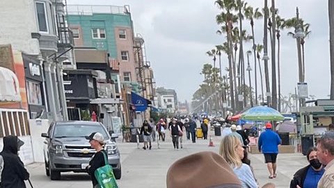 Sheriff Villanueva en su visita a Venice el lunes. (LASD)