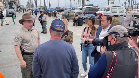 Sheriff Villanueva en su visita a Venice el lunes. (LASD)