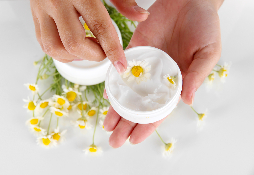 La manzanilla es un componente antioxidantes que ayudará a cuidar la piel .