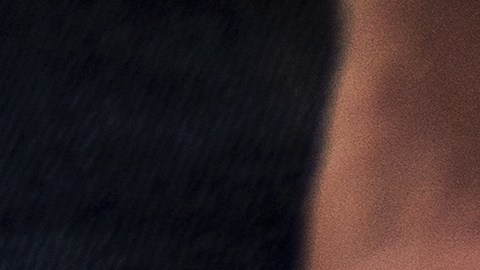 Foto de la mano de una persona sosteniendo una bolso de mano junto con su pasaporte en un aeropuerto