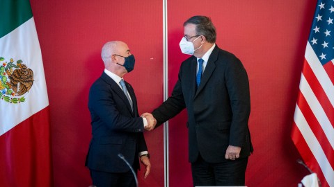 El secretario Alejandro Mayorkas y el canciller mexicano Marcelo Ebrard.