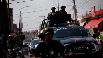 olicías estatales y miembros de seguridad privada patrullan las ciudades en México.