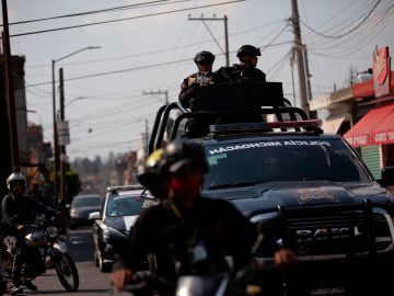olicías estatales y miembros de seguridad privada patrullan las ciudades en México.