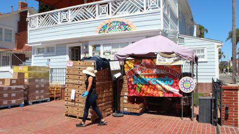 Julie Bautista dirige el banco de alimentos en el mercado El Sol, en Santa Ana, California.