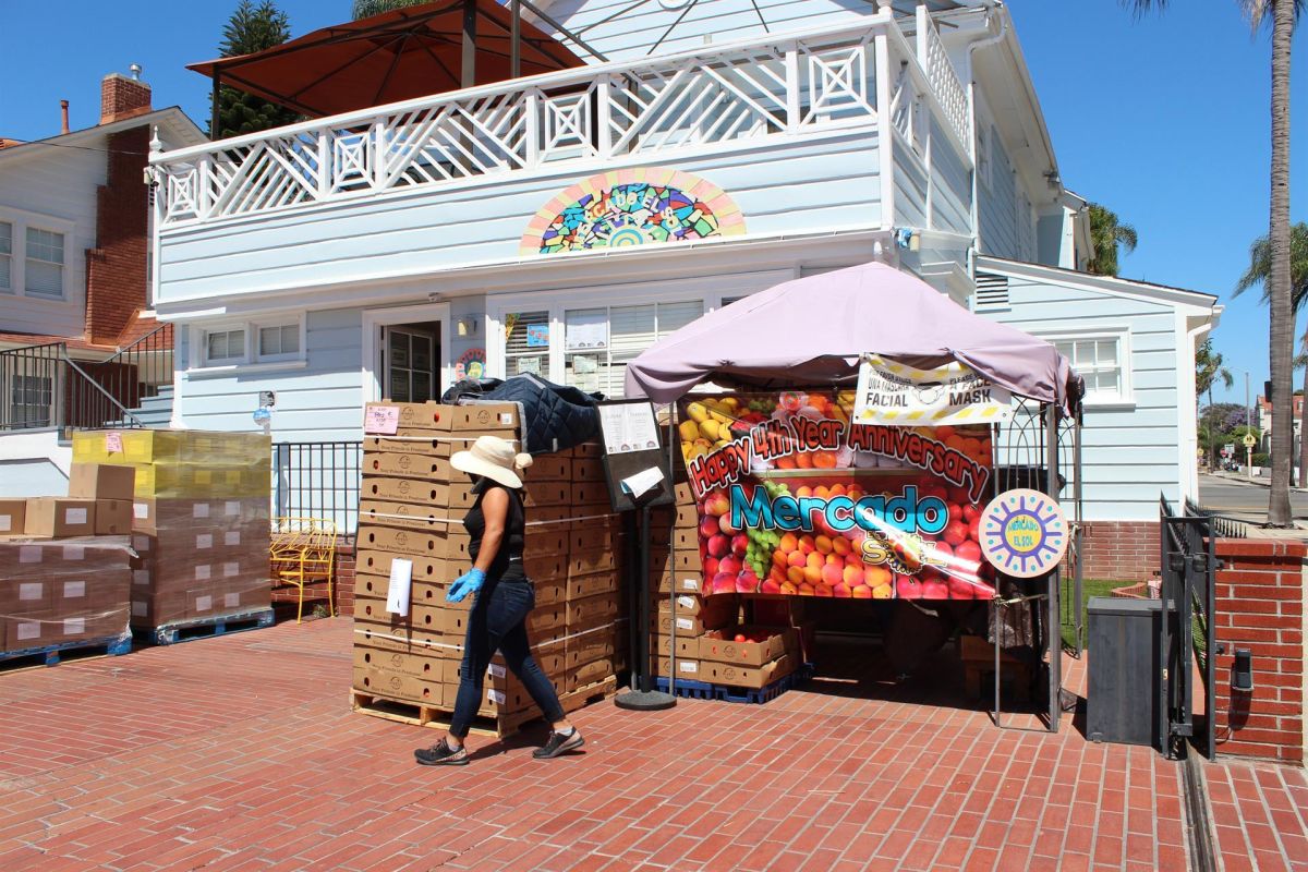 Julie Bautista dirige el banco de alimentos en el mercado El Sol, en Santa Ana, California.