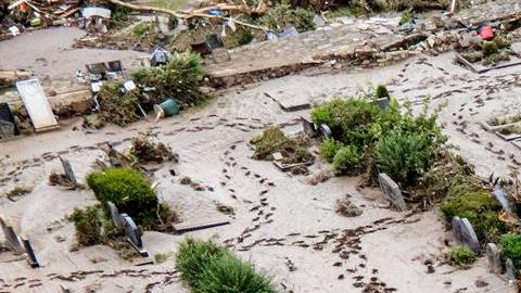 Vista aérea que muestra la devastación de un cementerio en Bad Neuenahr-Ahrweiler, Alemania.