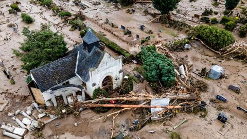 Vista aérea que muestra la devastación de un cementerio en Bad Neuenahr-Ahrweiler, Alemania.