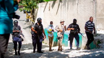Agente policiales desplegados cerca de la residencia del presidente de Haití.