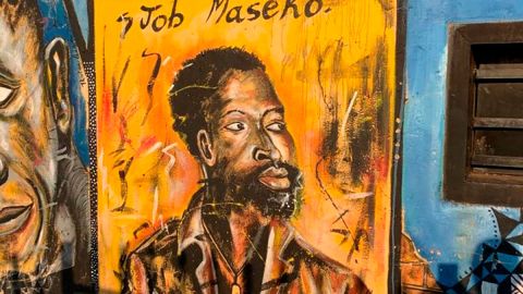 Un mural recuerda a Maseko en su ciudad natal de Springs.