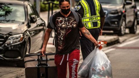 Los residentes de un edificio a pocos kilómetros de Surfside tuvieron que evacuar por daños estructurales.