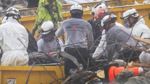 El equipo de rescate de los bomberos avisó a su compañero cuando encontraron a la niña. (Imagen de referencia).