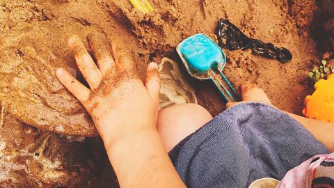 Los parques y plazas donde juegan los niños pueden ser una fuente de intoxicación por plomo, según expertos en Nueva Orleans.