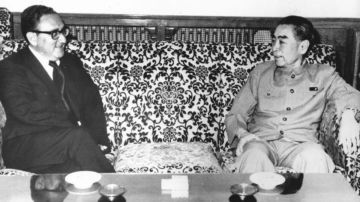 Kissinger y Zhou Enlai negociaron los términos de la visita de Nixon a China.